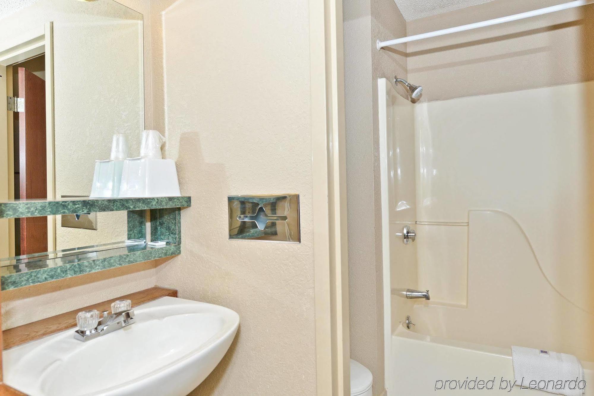 Americas Best Value Inn - Springfield / I-65 Battlefield Номер фото